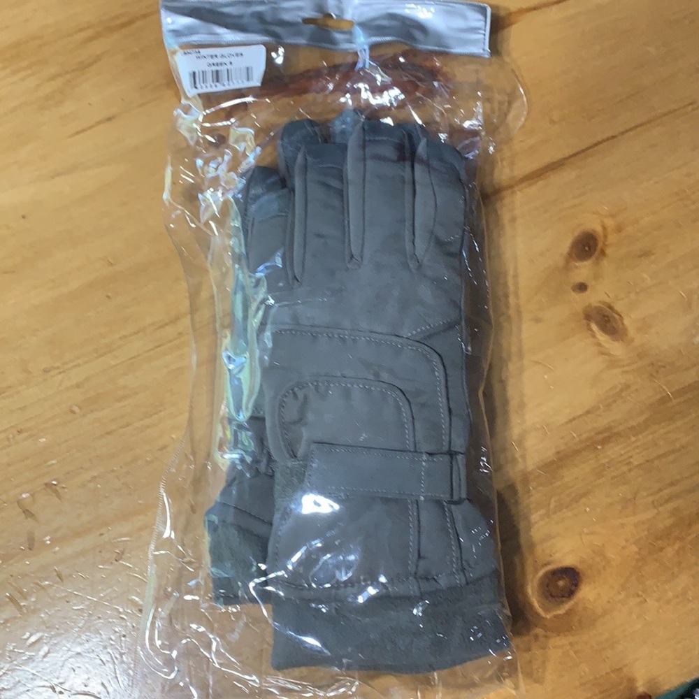 Military cold weather gloves Olive drab, size small. NWT cheap, discount re-posh